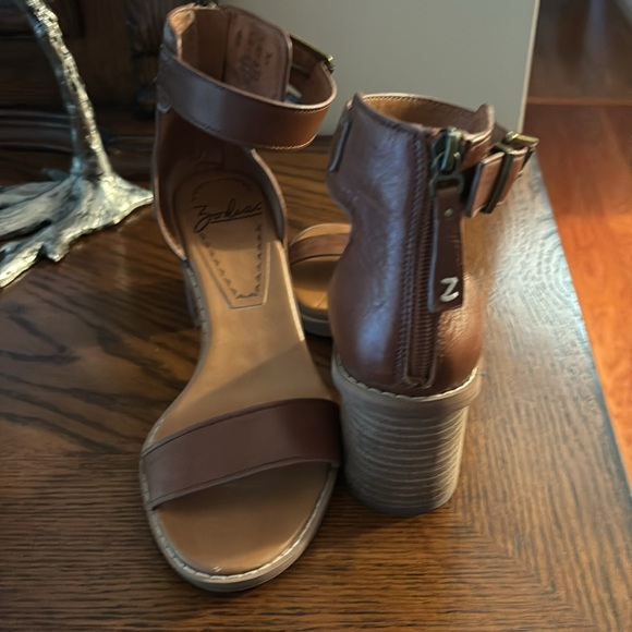 Beautiful sandal - Picture 3 of 7